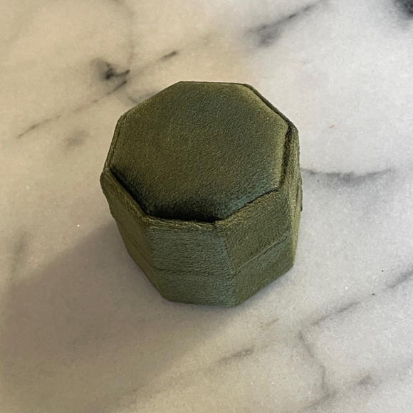 Green Velvet Ring Box - Picture 2 of 4
